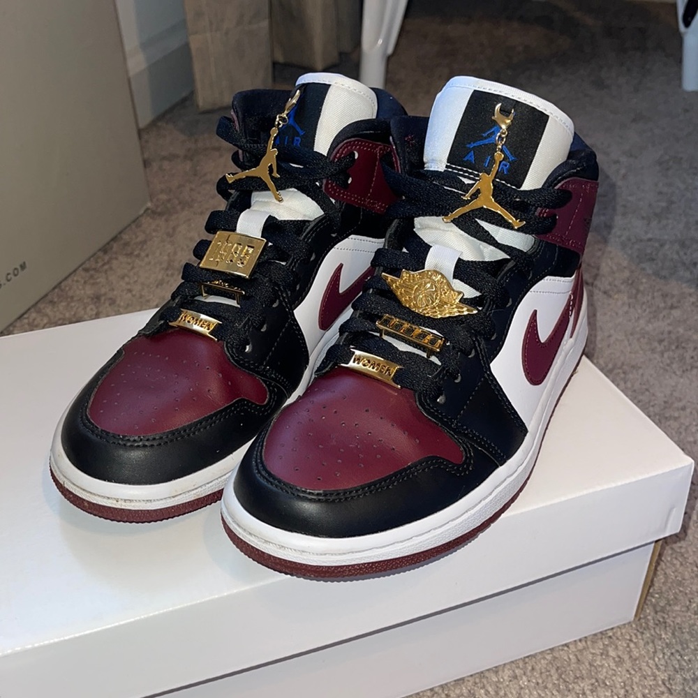 Air Jordan 1 Mid SE ‘Gold Pendants’